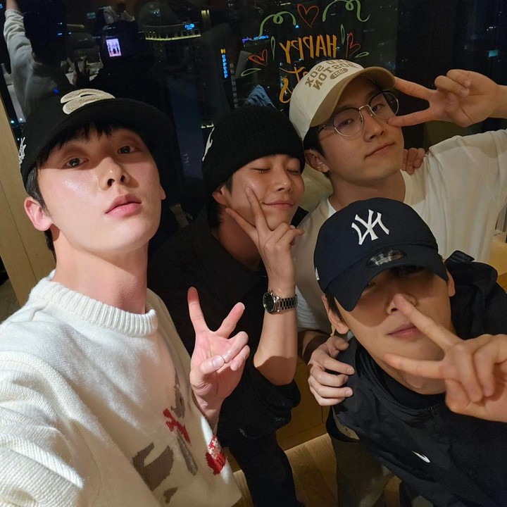 <p>Boyband ASTRO membagikan momen kebersamaan mereka pada Hari Anak Nasional di Korea Selatan yang jatuh pada 5 Mei 2024. Sanha memperlihatkan potret bersama MJ, Jinjin, Cha Eun Woo pada momen tersebut. (Foto: Instagram @ddana_yoon)</p>