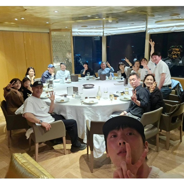 <p>Pada momen tersebut, ASTRO sekaligus merayakan Parents Day yang jatuh pada 8 Mei 2024 mendatang. Mereka menikmati jamuan makan malam bersama orang tua masing-masing. (Foto: Instagram @ddana_yoon)</p>