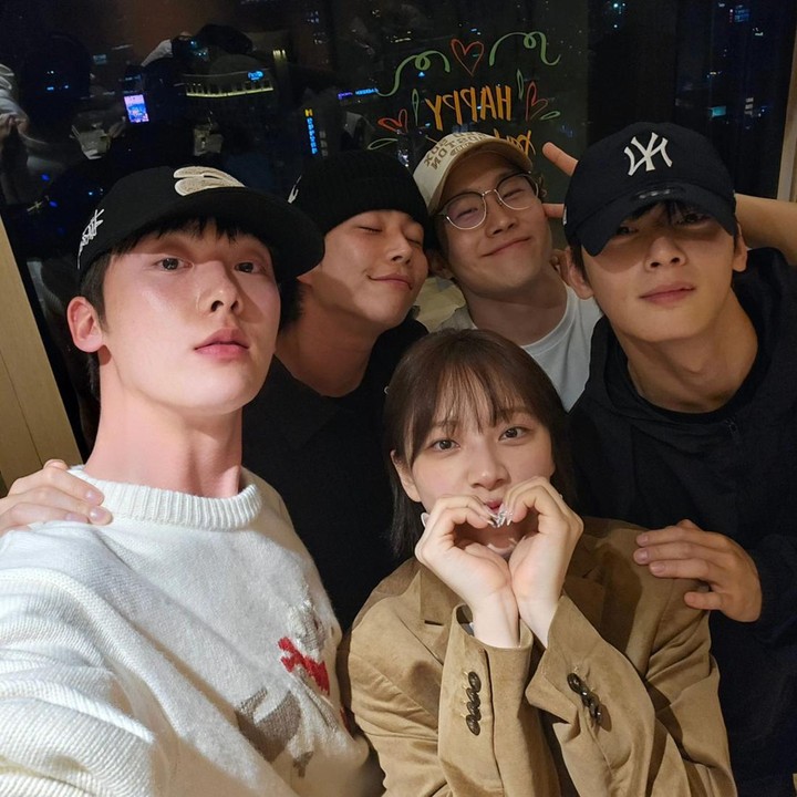 <p>Tak hanya itu, mereka juga mengajak Moon Sua, adik dari mendiang Moonbin yang pernah berkarier bersama ASTRO. Sejak Moonbin meninggal dunia pada 19 April 2023, para personel ASTRO bersama-sama menjaga Sua dan tidak membiarkannya merasa kesepian. (Foto: Instagram @ddana_yoon)</p>