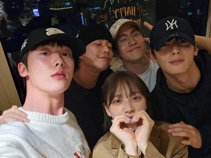 5 Potret Haru Member Boygroup ASTRO Kumpul Bareng Orang Tua, Ada Chae Eun Woo, Sanha, hingga Sua Adik Moonbin