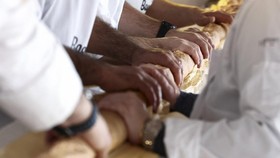 FOTO: Menengok Roti Baguette Terpanjang di Dunia Dibuat di Prancis