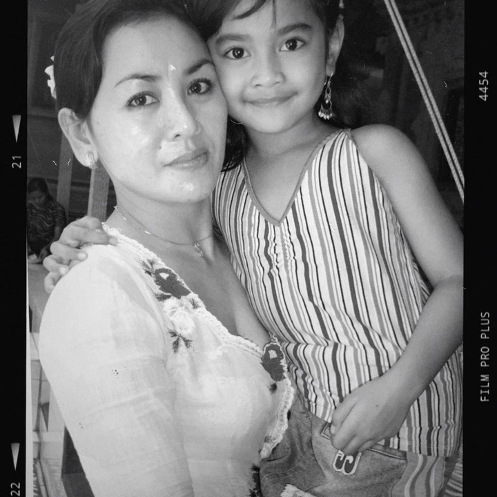 <p>Mahalini juga membagikan fotonya semasa kecil dulu bersama sang ibunda tercinta. Perempuan kelahiran tahun 2000 ini tersenyum begitu manis menghadap kamera bersama sang ibunda. Keduanya terlihat mirip, bukan? (Foto: Instagram @mahaliniraharja)</p>