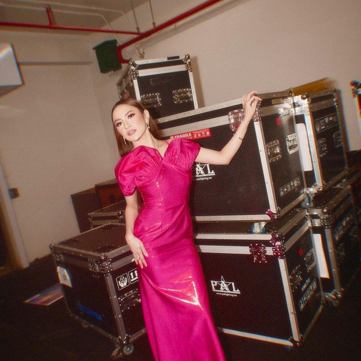 <p>Kariernya semakin melejit kala ia mengeluarkan beberapa lagu hit yang begitu disukai masyarakat. Keberhasilannya ini membawanya menuju kemenangan di salah satu acara penghargaan musik ternama di Indonesia. (Foto: Instagram @mahaliniraharja)</p>