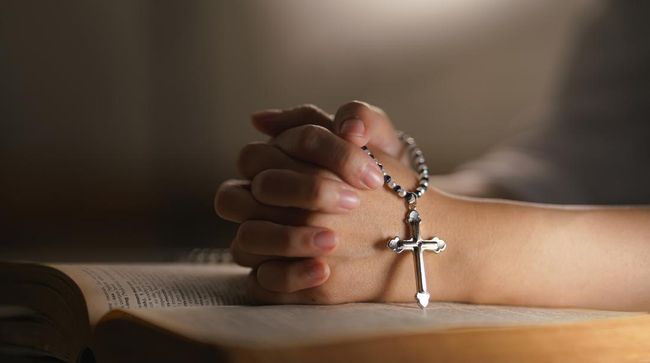 Umat Katolik, baik saat ibadah di gereja maupun berdoa di rumah, selalu memanjatkan Doa Bapa Kami. Berikut Doa Bapa Kami dalam bahasa Inggris dan maknanya.