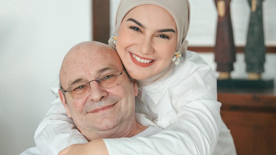 Irish Bella dan sang Ayah, Johan de Beule