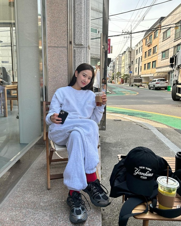 Kamu bisa mengenakan sweatshirt yang nyaman dengan memakainya satu set dengan celana olahraga seperti Jang Hee Ryung. Ia memilih outfit berwarna netral dengan kaus kaki merah untuk melengkapi tampilan yang stylish./ Foto: Elle Korea