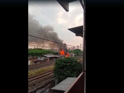 Kebakaran Dekat Rel di Cengkareng, Perjalanan KRL Tersendat