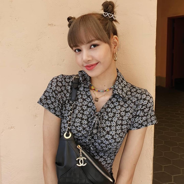 <p>Kembali dengan gaya rambut yang gemas, Lisa BLACKPINK merias seluruh rambutnya tanpa terkecuali dengan model pucca hair. Gulungan rambutnya itu ia beri aksesori jepit yang begitu manis. Mudah banget untuk ditiru, Bun. (Foto: Instagram @lalalalisa_m)</p>