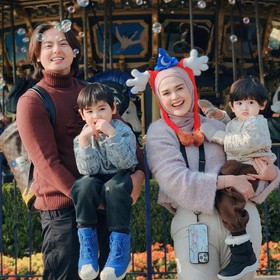 Meski Terpaut Usia Jauh, 4 Selebritas Ini Miliki Rumah Tangga Awet dan Selalu Romantis!