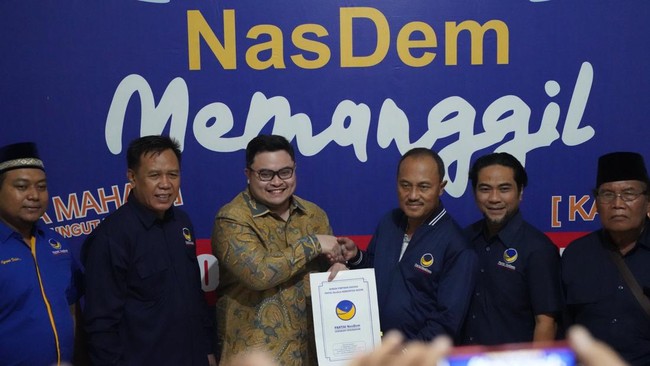 Maju di Pilkada Kediri, Dhito Serahkan Formulir Pendaftaran ke Nasdem Hanindhito Himawan Pramana kembali maju pada periode kedua lantaran dia merasa tetap mempunyai tangung jawab di Kabupaten Kediri nan perlu dituntaskan olehnya.