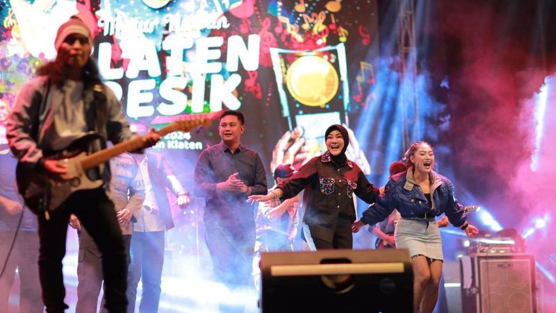 Pemerintah Kabupaten Klaten menggelar konser musik di Alun-Alun Klaten pada Sabtu malam (4/5).