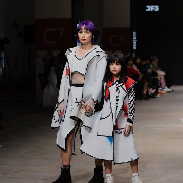<p>"Ternyata oh ternyata, Mbak Zozo senang banget dan enjoy (melakukan catwalk). Kenal sama teman-teman baru, malahan sempat minta 'aku mau jalan sendiri aja deh, enggak usah sama Mama'. Laaaah gimana sih Mbak, di sini kan kita berdua konsepnya," ujar Joanna seraya menyisipkan emotikon tertawa. (Foto: Instagram: @joannaalexandra)</p>