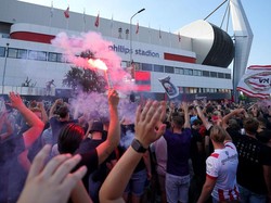 Duh! Flare Meledak di Tangan, Fans Ini Kehilangan Jarinya