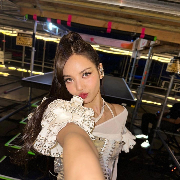 <p>Satu lagi hairstyle yang mudah untuk dijadikan inspirasi, tetapi tetap terlihat cantik adalah high ponytail. Bunda dapat merias rambut Bunda dengan gaya satu ini untuk membuatnya tampil cantik dan mudah beraktivitas. (Foto: Instagram @lalalalisa_m)</p>