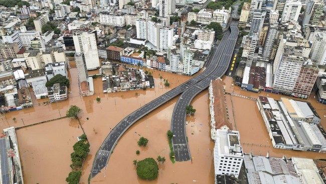 Korban tewas akibat banjir bandang yang menerjang selatan Brasil mencapai 100 orang.