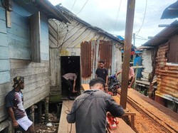 Polisi Bedah 3 Rumah Tak Layak Huni untuk Pelajar Pendatang di Aru Maluku