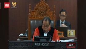 VIDEO: Hakim MK Tegur Bawaslu Papua Tengah Terlambat di Sidang