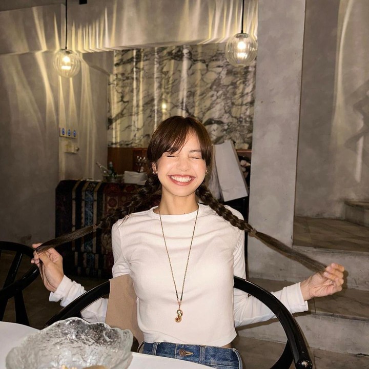 <p>Untuk inspirasi gaya rambut pertama, Bunda dapat meniru kunciran kepang dua seperti potret Lisa BLACKPINK ini. Terlebih lagi jika Bunda memiliki rambut yang cukup panjang, kunciran kepang akan membuatnya tampil manis. (Foto: Instagram @lalalalisa_m)</p>