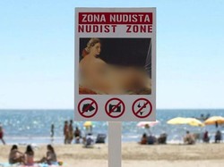 Pantai Ini Wajibkan Pengunjung Telanjang