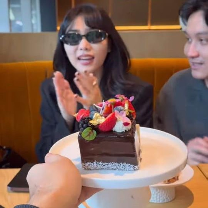<p>Meski hanya dirayakan berempat, acara sederhana tersebut terlihat meriah dan menyenangkan, lho. "<em>Happy Birthday</em> @isyanasarasvati," tulis Vidi di unggahan tersebut. (Foto: Instagram @vidialdiano)<br /><br /><br /></p>