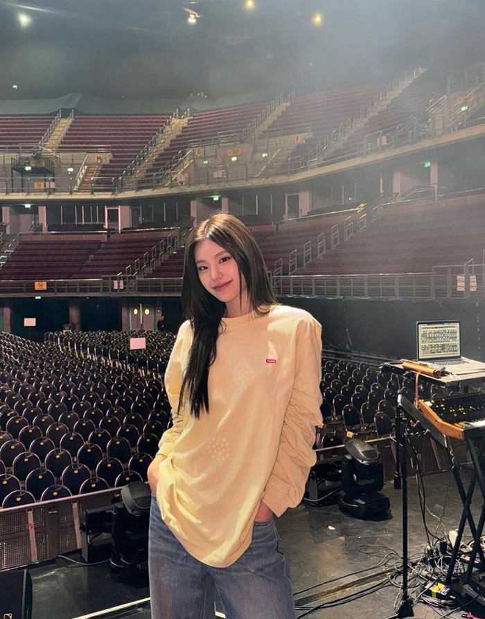 Yeji dikenal selalu tampil ala girlcrush yang sederhana dan menarik. Ia terlihat memukau dalam sweatshirt kuning yang mencolok, yang dipadukan dengan celana jeans yang nyaman namun tetap modis./ Foto: Instagram/yezyizhere