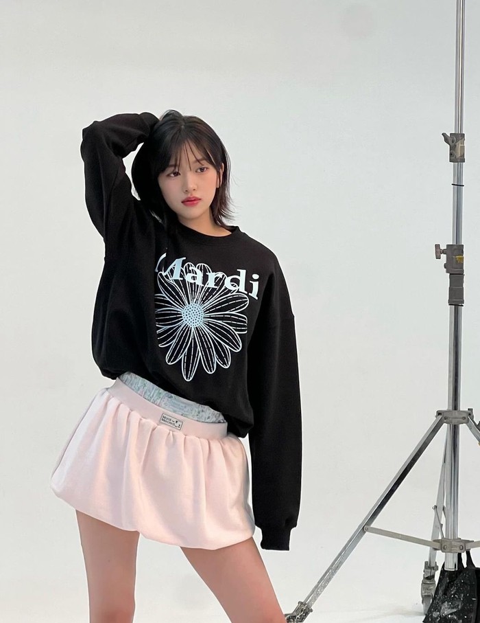 Yujin IVE terlihat chic dan menggemaskan dengan sweatshirt hitam yang dipadukan dengan rok mini berbahan kaus berwarna pink. Tampilannya terkesan simpel namun tetap menarik perhatian./ Foto: Instagram/_yujin_an