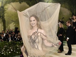 Doja Cat Basah Kuyup, Intip Gaya 'Nyeleneh' Artis Top Dunia di Red Carpet MET Gala 2024