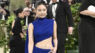 img-title 7 Pesona Seksi Jennie BLACKPINK Hadiri Met Gala 2024 Pakai Gaun Biru bak Lautan