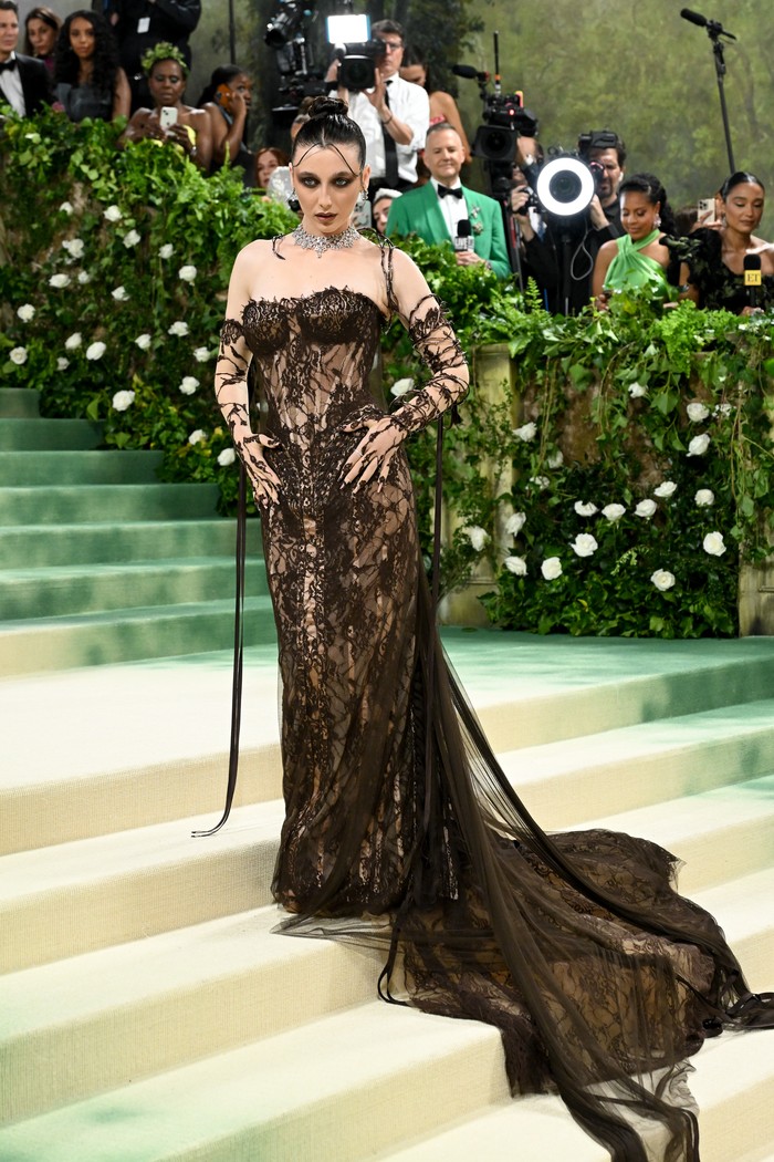 Dirancang istimewa oleh Jean Paul Gaultier, gaun Emma Chamberlain tersusun atas kombinasi lace, corset bodice, dan train bermaterial tulle. Gaun ini membutuhkan waktu 640 jam pengerjaan./ Foto: Variety via Getty Images/Gilbert Flores