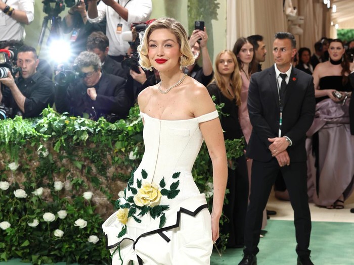 NEW YORK, NEW YORK - MAY 06: Gigi Hadid attends The 2024 Met Gala Celebrating 7 Beauty Looks Terbaik Para Superstar di Met Gala 2024