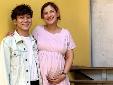 5 Potret Qibil The Changcuters & Istri Rayakan Ultah Pernikahan dengan Cek Dokter Kandungan