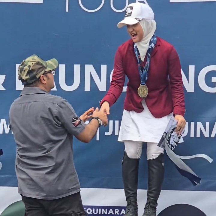 <p>Aisha kembali mencetak prestasi, lho. Ia menjuarai kompetisi berkuda di ajang Equestrian All Star Tour dan meraih tiga medali sekaligus. "Hari pertama turnamen sangat menakjubkan! Saya mendapatkan 3 medali berkat ketiga kuda hebat, yaitu Sword, Jeedina, dan Himalaya!" tulisnya di unggahan terbaru. (Foto: Instagram @aishakeem15)</p>