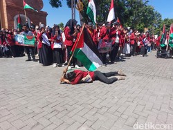 Teatrikal Kekejaman Israel Warnai Aksi Bela Pelastina di Cirebon
