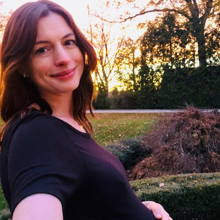 <p>Anne Hathaway lahir pada 12 November 1982. Saat ini ia sudah berusia 41 tahun. Anne juga telah menjalani peran sebagai istri dan Bunda, lho. Ia dikaruniai dua anak dari pernikahannya dengan Adam Shulman. (Foto: Instagram @annehathaway)</p>