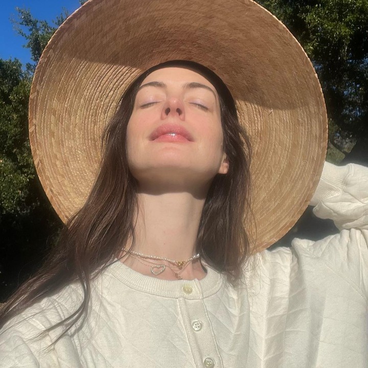 <p>Anne Hathaway kembali bersinar. Ia membintangi film terbaru berjudul <em>The Idea of You.</em> Disiarkan di <em>Prime Video</em>, film itu mencuri perhatian lewat akting Anne Hathaway dalam kisah romantis bersama aktor Nicholas Galitzine. (Foto: Instagram @annehathaway)</p>