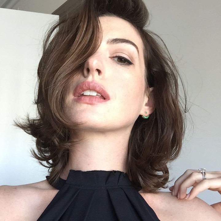 <p>Pesona Anne Hathaway memang sudah tak diragukan, Bunda. Pemilik nama lengkap Anne Jacqueline Hathaway itu sudah terjun ke dunia hiburan sejak akhir tahun 90-an. Tak hanya menggeluti bidang akting, ia juga dikenal di dunia tarik suara dan teater. (Foto: Instagram @annehathaway)</p>