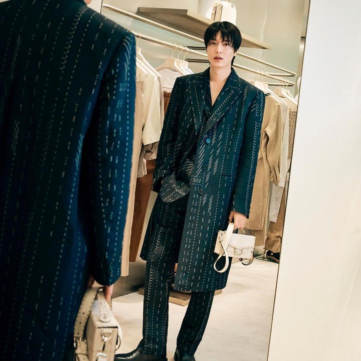 <p>Berikutnya ada Lee Min Ho yang sering tampil sebagai duta merek pakaian mewah, memamerkan tubuhnya yang tinggi bak model. Bintang drama hits <em>Boys Over Flowers</em> ini memiliki tinggi badan 187 cm. (Foto: Instagram @actorleeminho)</p>