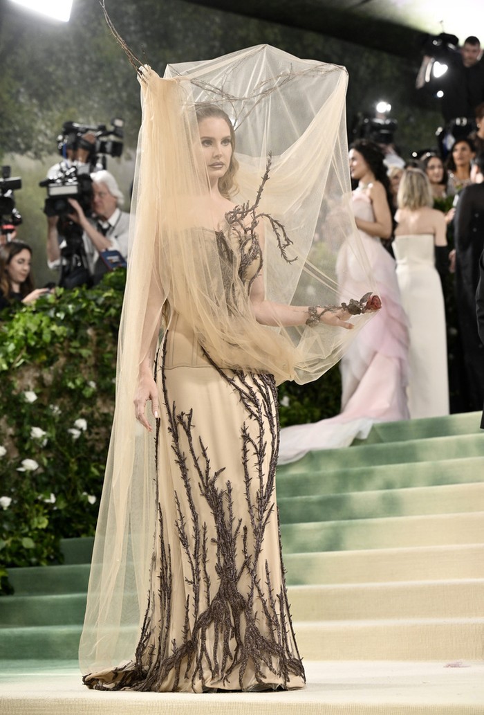 Lana Del Rey attends The Metropolitan Museum of Art's Costume Institute benefit gala celebrating the opening of the 6 Aturan Met Gala yang Wajib Tamu Undangan Ikuti