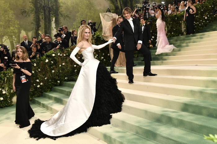 Nicole Kidman, left, and Keith Urban attend The Metropolitan Museum of Art's Costume Institute benefit gala celebrating the opening of the 7 Gaya Couple Paling Romantis di Green Carpet Met Gala 2024