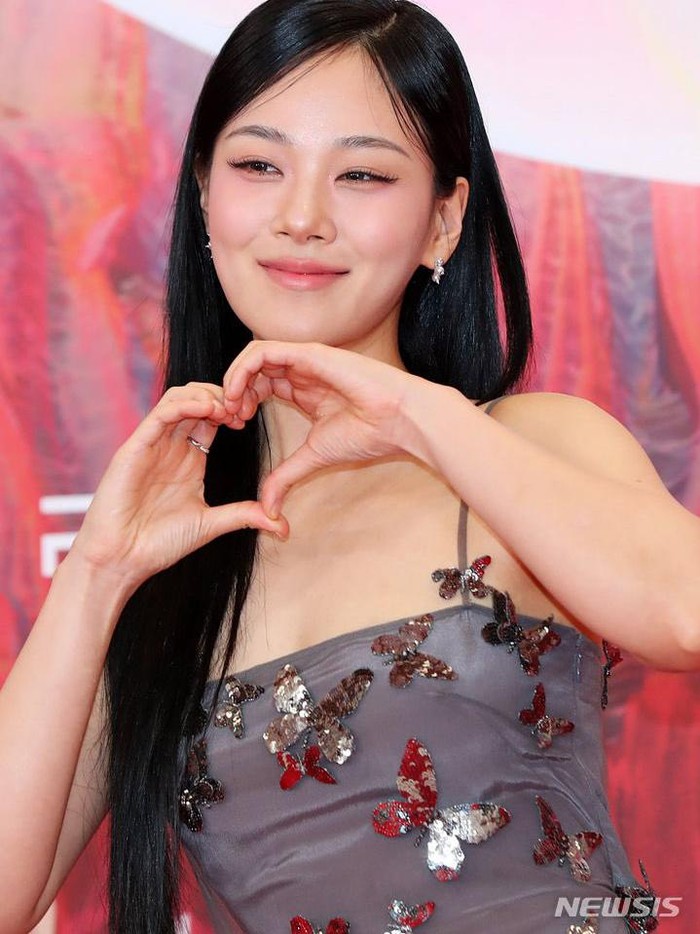 Penyanyi sekaligus bintang The Worst of Evil (2023) tampil manis dengan gaya sleek hair serta gaun berwarna abu-abu dengan detail kupu-kupu. Sparkling!/ Foto: NEWSIS