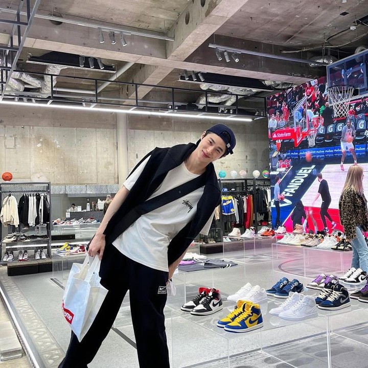 <p>Byeon Woo Seok yang tengah populer di kalangan penggemar ini sukses membintangi drama Korea <em>Lovely Runner</em>. Tak hanya wajahnya yang tampan, tubuhnya yang setinggi 189 cm ini juga mencuri perhatian fans. (Foto: Instagram @byeonwooseok)</p>