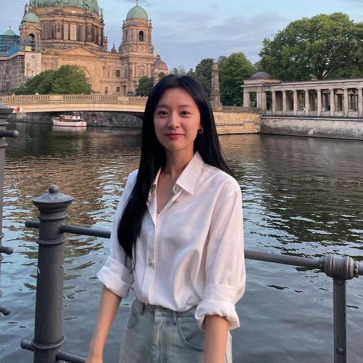<p>Di peringkat kelima ada Kim Ji Won yang membintangi drama <em>Queen of Tears</em>. Aktris berbakat ini sukses membuat penonton terpukau dengan aktingnya yang keren dan mendalami peran sebagai chaebol kaya raya. (Foto: Instagram @geewonii)</p>