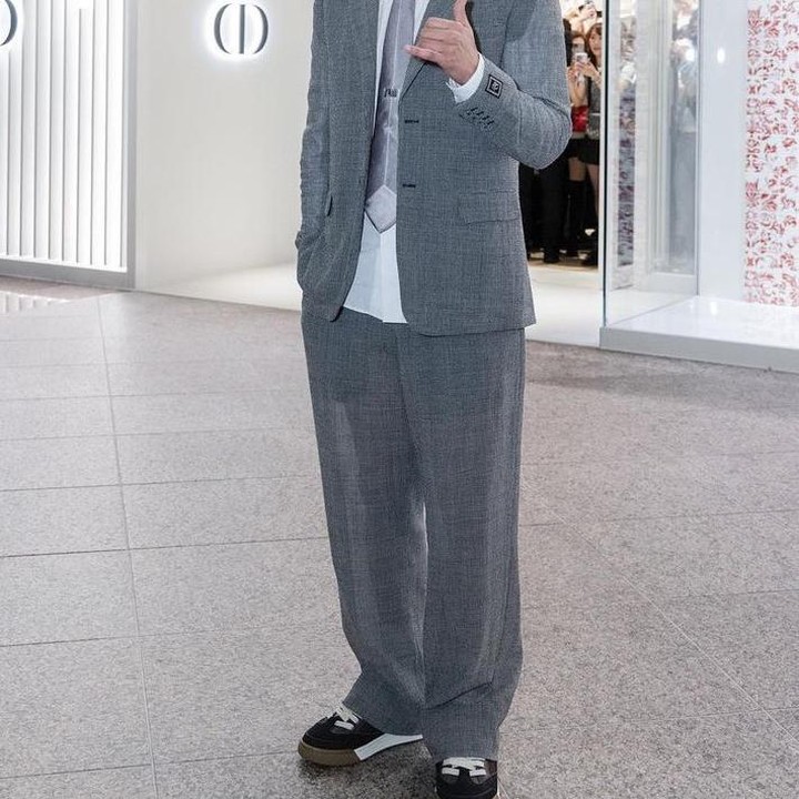 <p>Di urutan terakhir, ada Ju Ji Hoon yang tinggi badannya juga mencapai 187 cm. Pemeran serial <em>Kingdom</em> ini dikenal memiliki selera fashion yang <em>stylish</em> juga eksentrik, membuatnya seperti model-model di fashion show. (Foto: Instagram @_jujihoon)</p>