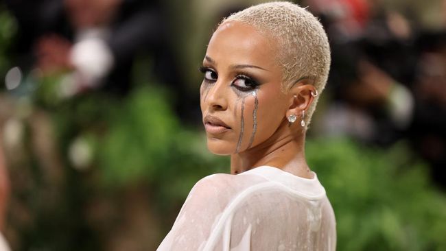 Doja Cat selalu dikenal akan penampilannya yang tak terduga. Tak terkecuali penampilannya di Met Gala 2024.