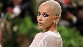 Datang ke Met Gala 2024, Doja Cat Tampil Basah Kuyup