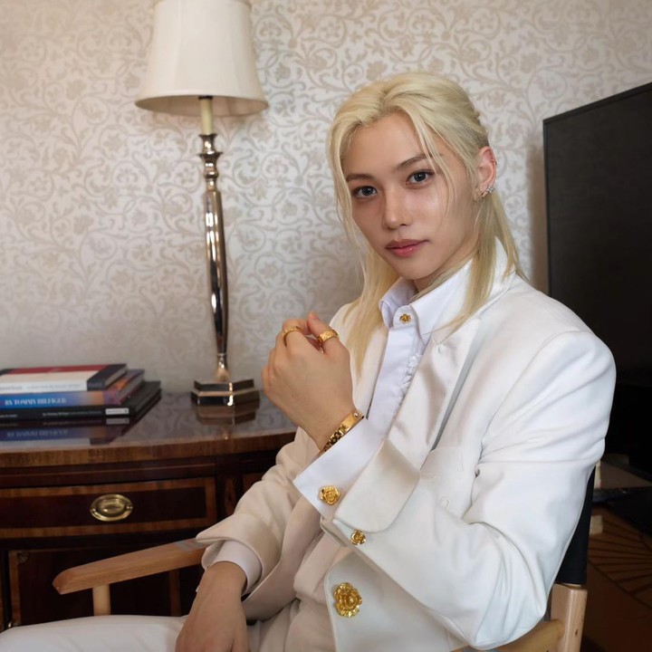 <p>Saat menghadiri Met Gala 2024, <em>rapper</em> berusia 23 tahun itu terlihat gagah dengan <em>blazer</em> putih dan satu set perhiasan emas. Banyak netizen memuji penampilannya yang terlihat seperti seorang pangeran. "Wow, Pangeran Felix," kata akun @wolfy***** (Foto: Instagram @yong.lixx)</p>