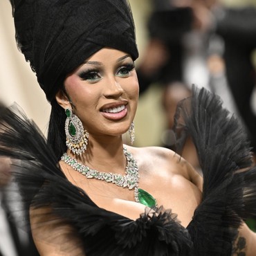 Cardi B Digugat Imbas Lempar Mic ke Penonton Konser di Las Vegas