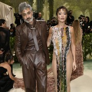 7 Gaya Couple Paling Romantis di Green Carpet Met Gala 2024, Mana Favoritmu?