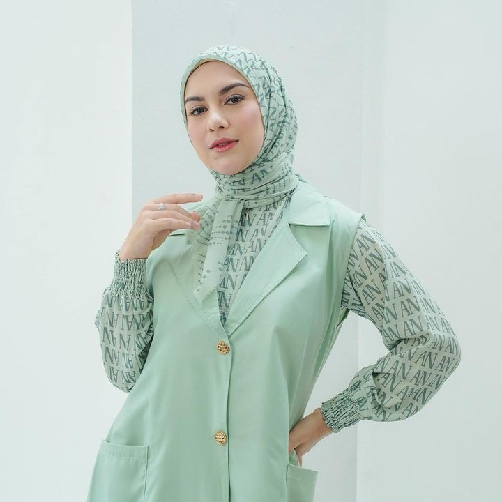 <p>Irish Bella menambah daftar selebriti yang sukses pangkas berat badan dengan diet sehat usai melahirkan. Ya, setelah melahirkan anak keduanya, Irish bella menjalani diet penuh nutrisi dengan pola makan sehat untuk menurunkan berat badan dan memenuhi asupan ASI-nya. Perempuan 28 tahun ini menjalani diet dengan didampingi dokter gizi. Selain mengatur pola makan, Irish Bella juga rutin olahraga.  (Foto: Instagram @_irishbella_)</p>