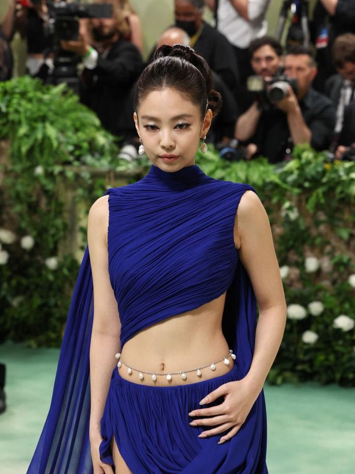 Idol-aktris Jennie 'BLACKPINK' mencuri atensi publik dengan penampilannya saat menghadiri Met Gala 2024 yang mengusung tema 'The Garden of Time'./ Foto: Getty Images/Marleen Moise